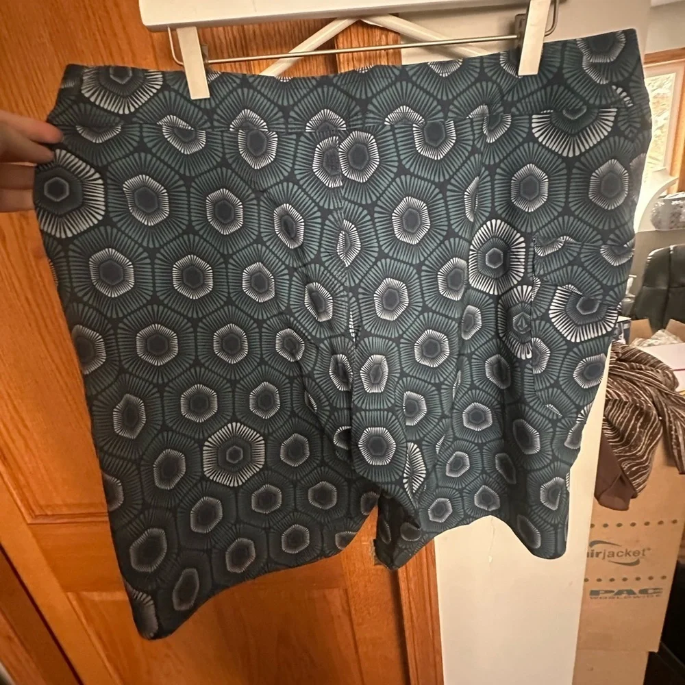 NWOT! Volcom Men's Blue Geometric Pattern Shorts